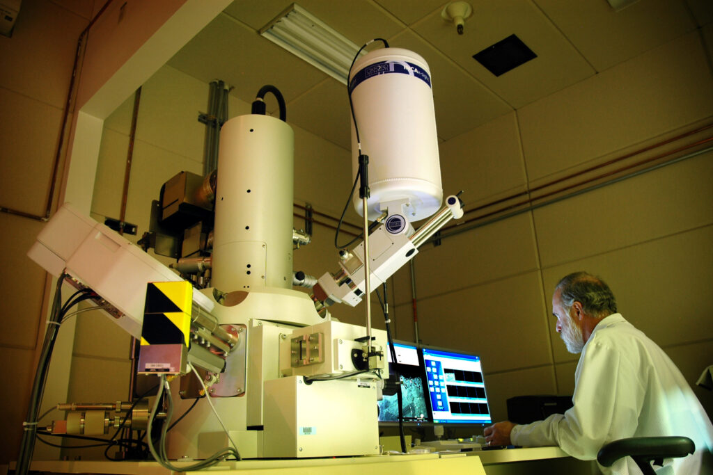Un chercheur au travail devant un microscope électronique, dans un laboratoire — Idaho National Laboratory, Wikimedia Commons (CC BY)