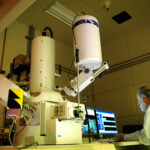 Un chercheur au travail devant un microscope électronique, dans un laboratoire — Idaho National Laboratory, Wikimedia Commons (CC BY)