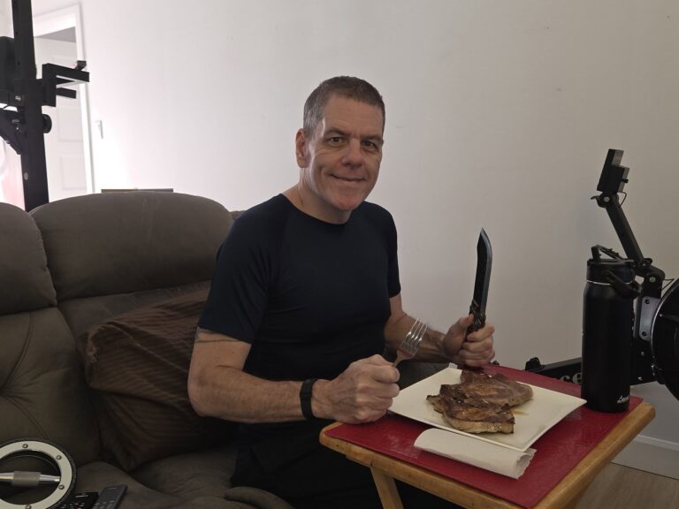 Bon déjeuner tout le monde! Je mange plus tôt maintenant, pour terminer ma nourriture avant 16h et avoir la soirée pour digérer et avoir rien dans l&rsquo;estomac avant le dodo. C&rsquo;est un conseil du nutritionniste canadien Maurice Daher.