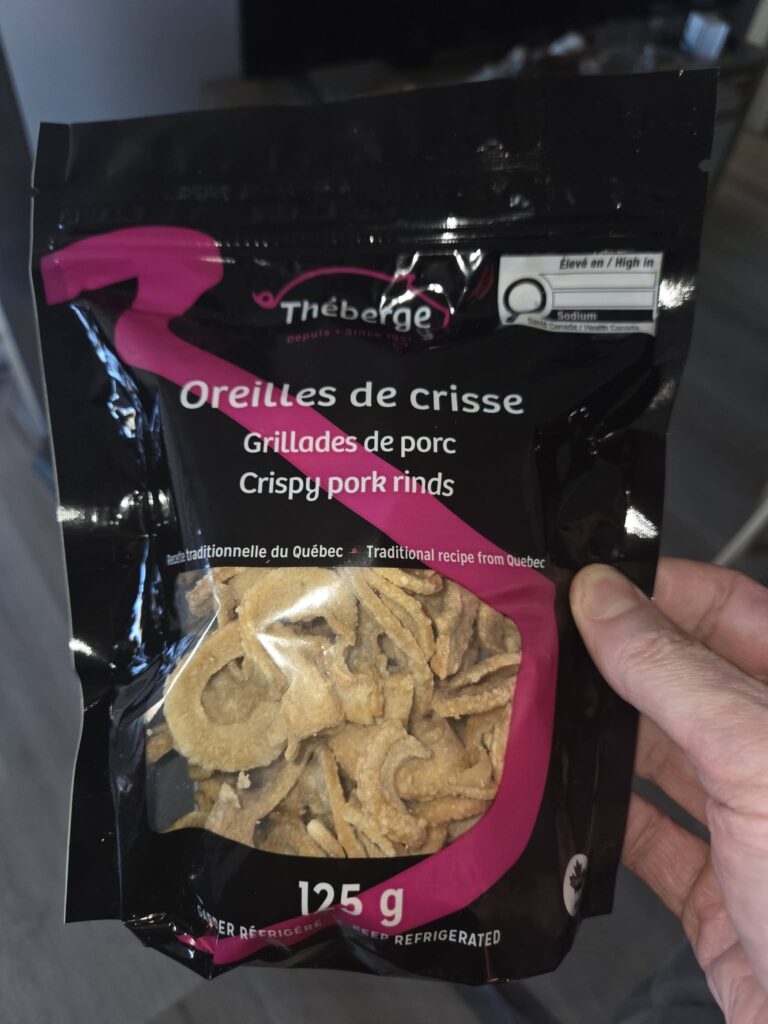 Voici ce que j&rsquo;aime déguster le matin pour apaiser mon cortisol matinal. Deux ingrédients, c&rsquo;est tout : du porc et du sel. Le trio parfait protéines, lipides et glucides (zéro ! 😂). Et en prime, c&rsquo;est aussi un super snack si une petite faim se pointe. On peut le manger tel quel ou le passer 5 petites minutes au four à 180°C. Et avec quelques tests à l&rsquo;appui, je retrouve ma cétose super vite en faisant ça. Donc même si ça interrompt mon jeûne, techniquement, je passe plus de temps en cétose comme ça.
