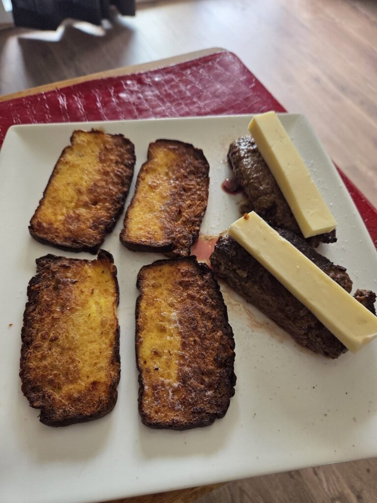 Mon pain carnivore sert à quoi? À ça: des minis burgers carnivore. J&rsquo;adore tellement!