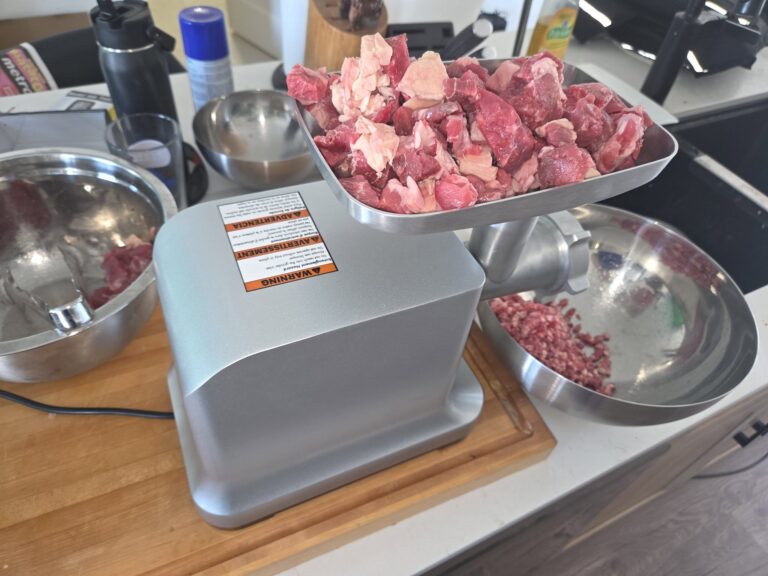 En achetant une bonne grosse pièce de bœuf (genre 15-16$ le kilo, en promo ou chez Costco), avec du gras de bœuf à 5-6$ le kilo, et un bon hachoir à viande (genre le Weston là), tu peux te faire ton propre bœuf haché pour genre 12-13 balles le kilo. Avec juste deux ingrédients, et tu sais ce que tu mets dedans, quoi.