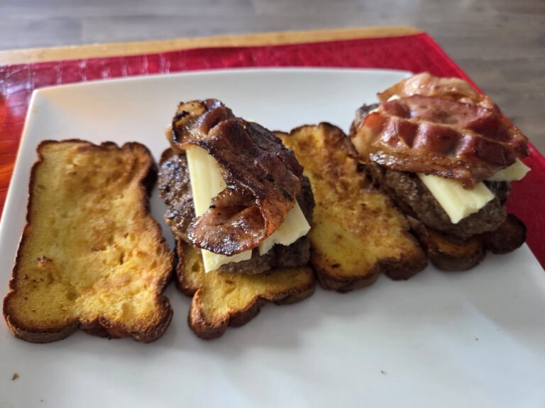 Résultat de mon deuxième essai à faire du pain carnivore/cétogène : une légère amélioration, un peu moins dense mais encore très dense. Plus facile à toaster par contre. Excellent support pour deux petits burgers. 😁